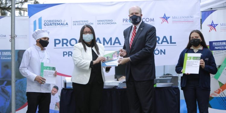 Donan materiales y equipo para estudiantes de diversificado