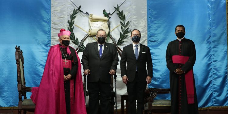 Funcionarios de gobierno posan junto al monseñor Francisco Montecillo Padilla