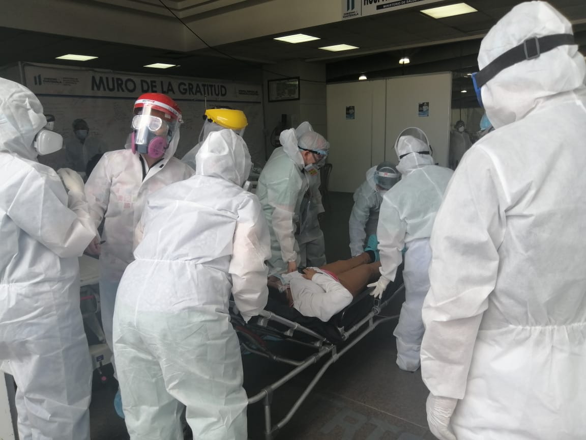 Profesionales de la salud atienden a los guatemaltecos en hospital temporal del Parque de la Industria.