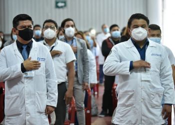 Cuerpo médico del hospital temporal del Parque de la Industria es reconocido por su labor./Foto: Gilber García.