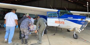 Fuerza Aérea traslada a niño con problemas de salud de Petén hacia la capital