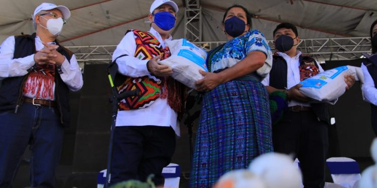 Presidente entregando las semillas fortificadas de maíz