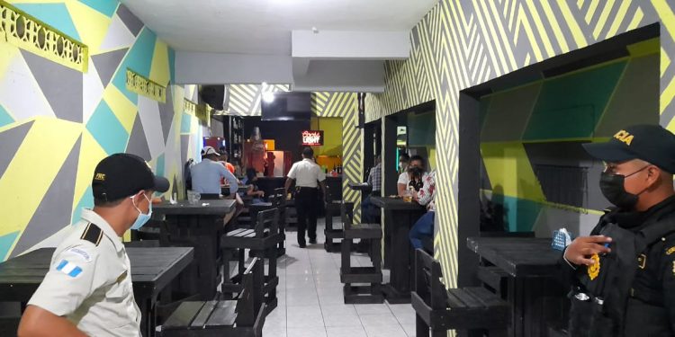 Verifican cumplimiento de disposiciones sanitarias en negocios de Suchitepéquez