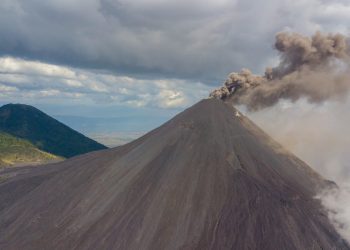 Insivumeh no descarta caída de ceniza del volcán de Pacaya en la ciudad capital