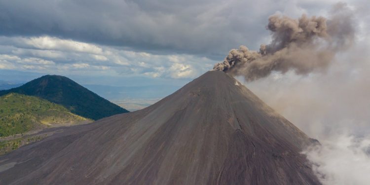 Insivumeh no descarta caída de ceniza del volcán de Pacaya en la ciudad capital