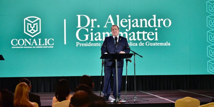 Presidente participa en la primera Convención Nacional de Líderes Cristianos