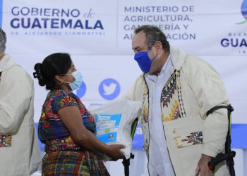 Presidente entrega semillas biofortificadas en San Antonio Ilotenango