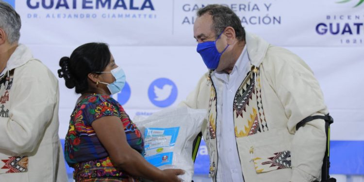 Presidente entrega semillas biofortificadas en San Antonio Ilotenango