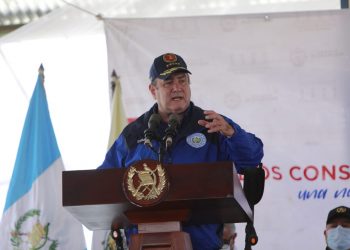 Presidente inicia los trabajos de camino rural en Chimaltenango