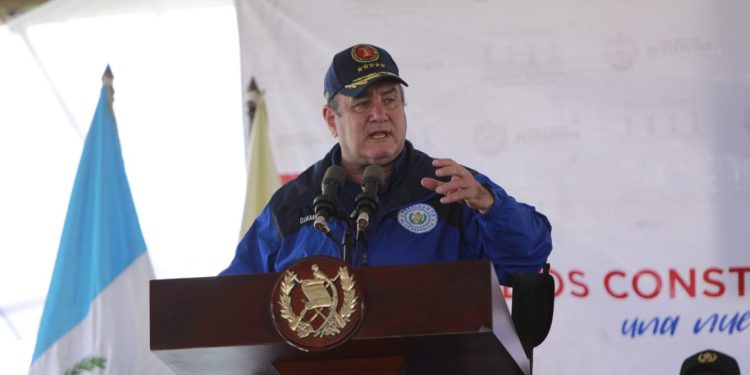 Presidente inicia los trabajos de camino rural en Chimaltenango