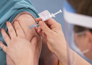 La vacuna de AstraZeneca es “segura y eficaz”, según la EMA