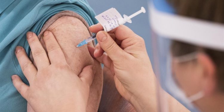 La vacuna de AstraZeneca es “segura y eficaz”, según la EMA