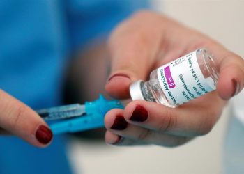 OPS y OMS recomiendan que continúe el uso de la vacuna de AstraZeneca