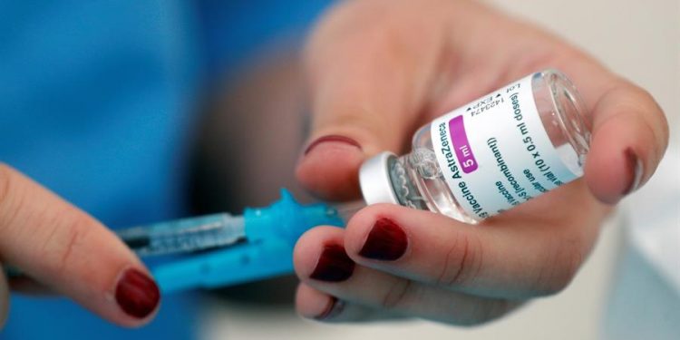 OPS y OMS recomiendan que continúe el uso de la vacuna de AstraZeneca