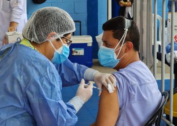Trabajadores de Salud del Hospital General San Juan de Dios, reciben segunda dosis de la vacuna contra COVID-19./Foto: General San Juan de Dios.