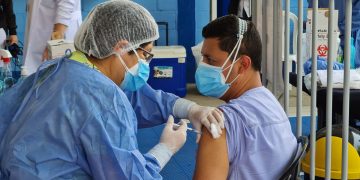 Trabajadores de Salud del Hospital General San Juan de Dios, reciben segunda dosis de la vacuna contra COVID-19./Foto: General San Juan de Dios.