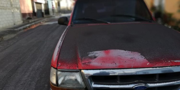 Ceniza sobre vehículo