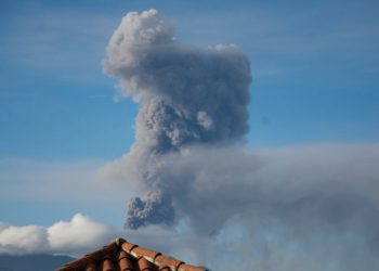 Volcán de Pacaya continúa en erupción y expulsa columnas de ceniza