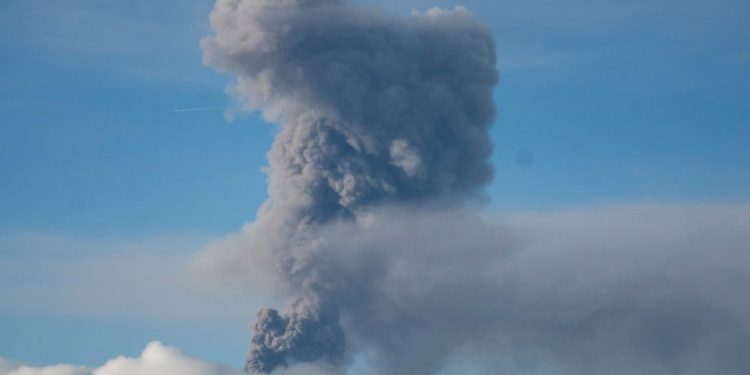 Volcán de Pacaya continúa en erupción y expulsa columnas de ceniza