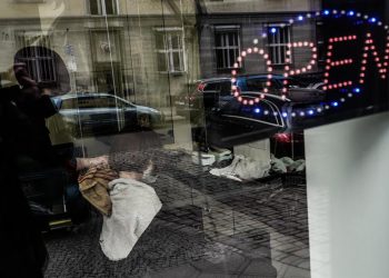 Europa mantiene las restricciones por el coronavirus ante nuevos repuntes