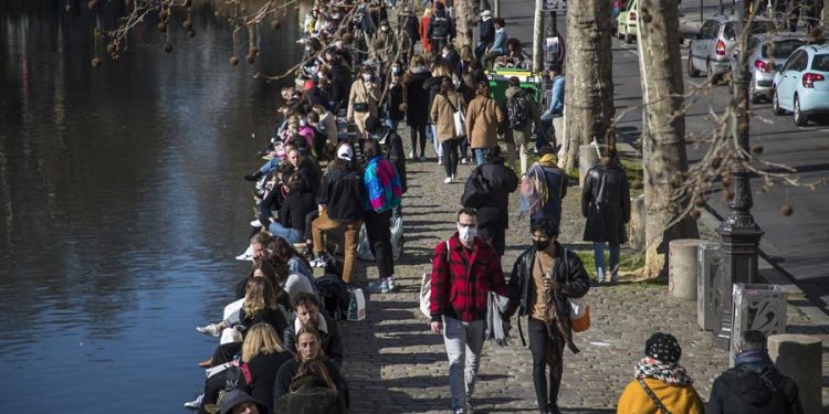 Francia impondrá nuevas medidas en París y el norte para frenar el virus