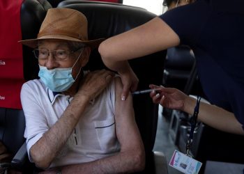 La OPS pide dar prioridad a los más vulnerables en la vacunación contra el coronavirus
