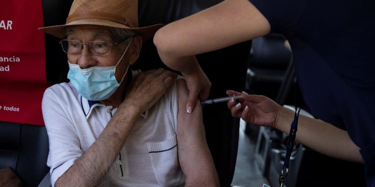 La OPS pide dar prioridad a los más vulnerables en la vacunación contra el coronavirus