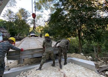 Soldados realizan operaciones de recuperación de tramos carreteros en Petén