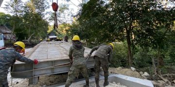 Soldados realizan operaciones de recuperación de tramos carreteros en Petén