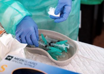 España reanuda la vacunación con AstraZeneca y afronta un repunte epidémico