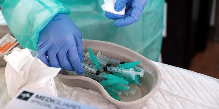 España reanuda la vacunación con AstraZeneca y afronta un repunte epidémico