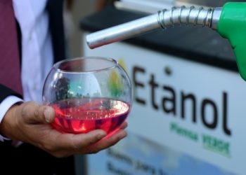 Ejecutivo continúa con análisis de uso del etanol en combustible