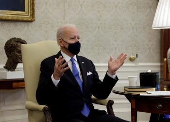Biden tacha de “gran error” levantar la orden de llevar mascarilla