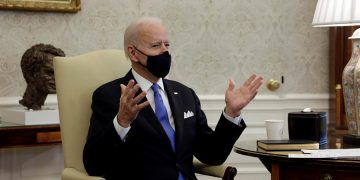Biden tacha de “gran error” levantar la orden de llevar mascarilla