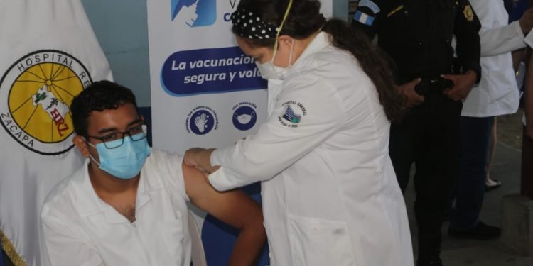 Salud avanza en la distribución de vacuna contra el COVID-19 en los departamentos