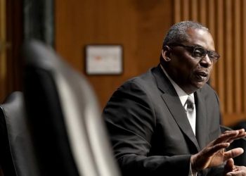 El secretario de Defensa de Estados Unidos visita Afganistán y se reúne con Ghani