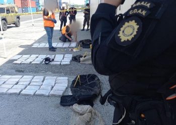 Incautan posible cocaína en contenedor en Escuintla