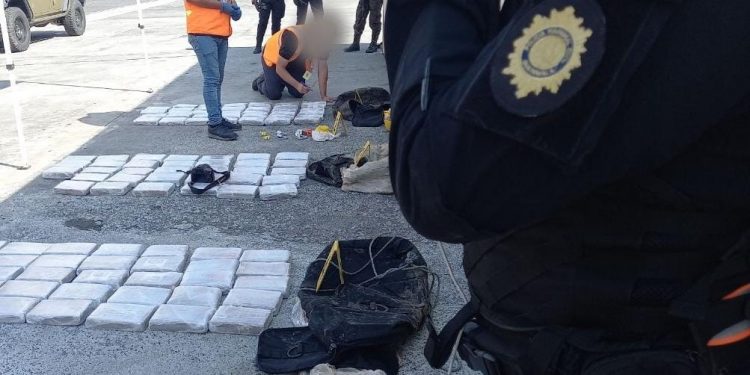 Incautan posible cocaína en contenedor en Escuintla