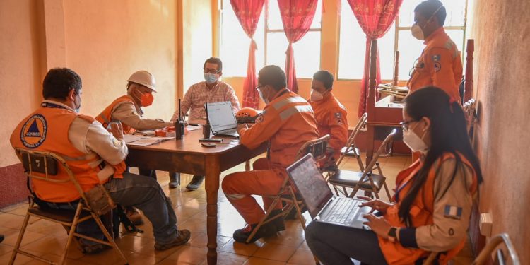 Mantienen acciones de prevención en las comunidades aledañas al volcán de Pacaya