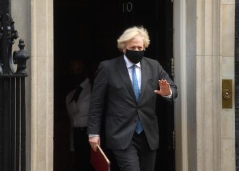 Johnson alerta de la posibilidad de una nueva ola del virus pese a la vacuna