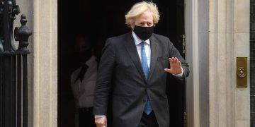 Johnson alerta de la posibilidad de una nueva ola del virus pese a la vacuna