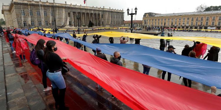 Comerciantes protestan en Bogotá contra las medidas que los llevan a la quiebra