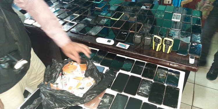Localizan teléfonos, chips y drogas durante requisa en cárcel de Puerto Barrios