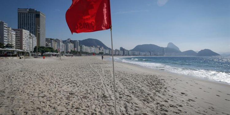 Río echa el cerrojo a sus playas ante el implacable avance del coronavirus