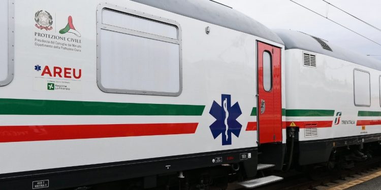 Italia presenta un tren de cuidados intensivos contra el COVID-19
