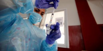 enfermera con vacuna AstraZeneca