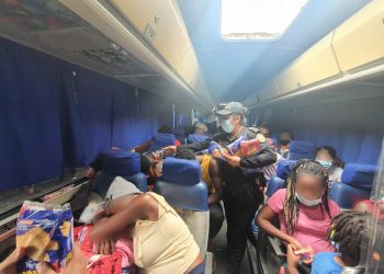 Unas 60 personas de diferentes nacionalidades viajaban en un autobús./Foto: PNC.