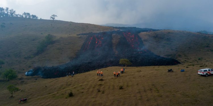 Volcán de Pacaya mantiene flujos del lava. /foto: Conred.