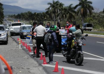 Agentes de Prevención del Delito entregan trifoliares con temas preventivos a los turistas nacionales y extranjeros