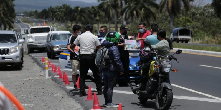 Agentes de Prevención del Delito entregan trifoliares con temas preventivos a los turistas nacionales y extranjeros
